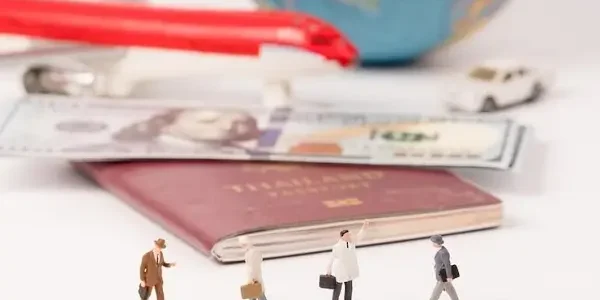 close-up-figurines-with-passport تفاوت ویزای استارتاپ و ویزای خوداشتغالی