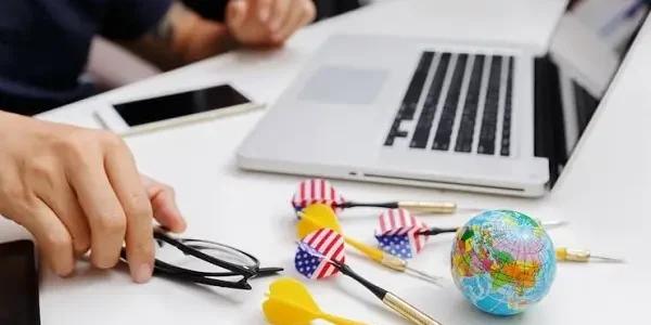 midsection-man-using-laptop-tabl بهترین ایدههای استارتاپی برای مهاجرت