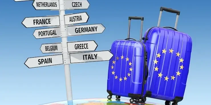 travel-concept-suitcases-signpos مقایسه استارتاپ ویزا دانمارک و هلند